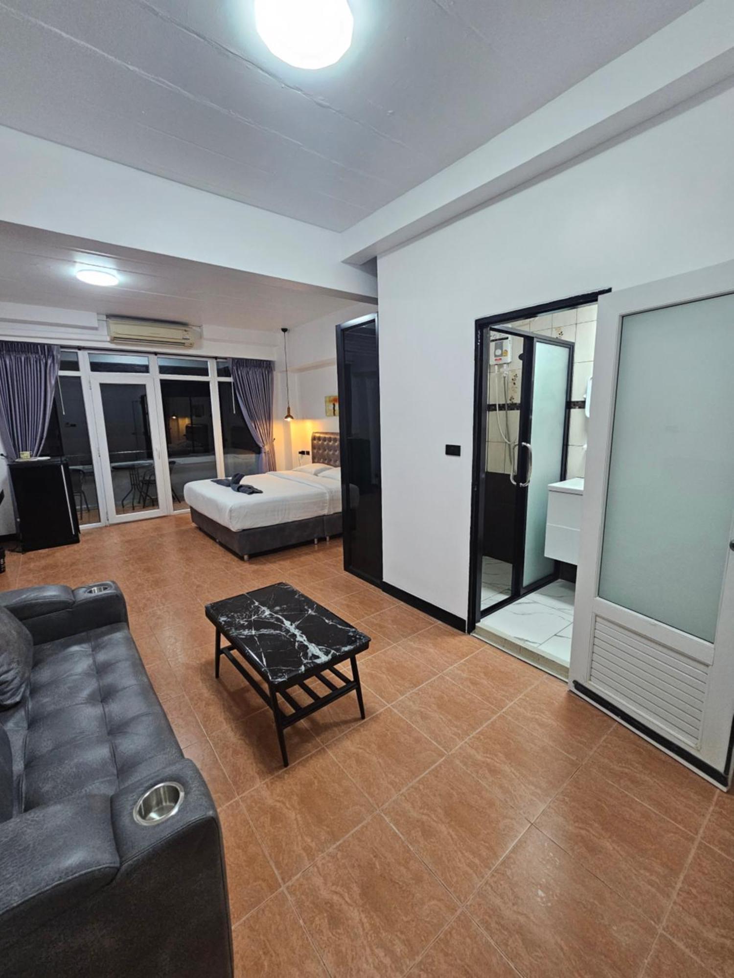 Happy Beach Jomtien Guesthouse Exteriör bild